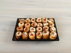 Мини-платтер с роллами с вялеными томатами и сыром