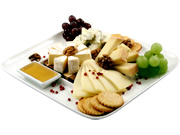  Ассорти сыров (грюйер, камамбер, фоль эпи,дор блю) с грецким орехом, виноградом, крекером и мёдом. 
